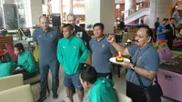Skuat Timnas Indonesia rayakan ulang tahun Manahati Lestusen di Hotel (Liputan6.com/Windi Wicaksono)