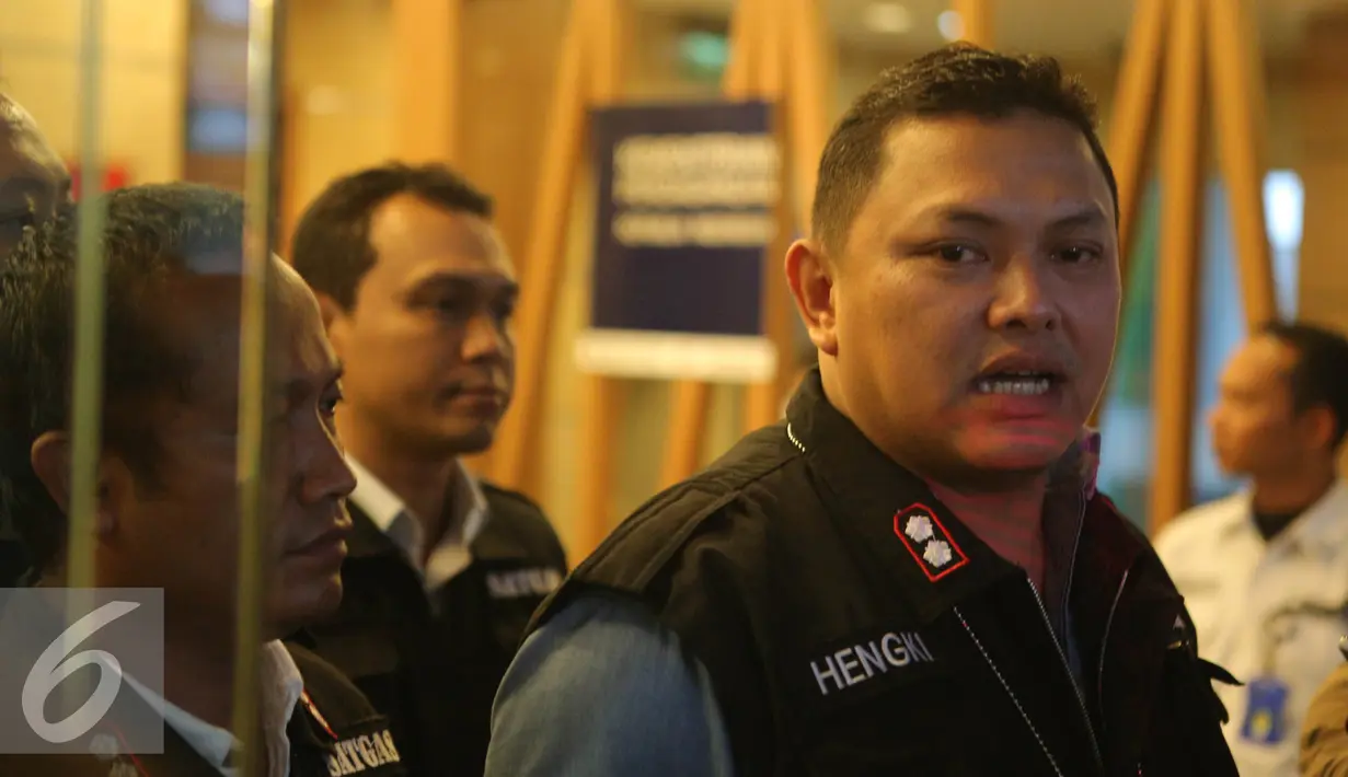 Tim Satgas Khusus kasus 'Dwelling Time' usai menggeledah Kantor Dirjen Perdagangan Luar Negeri Kemendag, Jakarta, Senin (3/8/2015). Penggeledahan terkait dugaan korupsi Dwelling Time di Pelabuhan Tanjung Priok. (Liputan6.com/Faizal Fanani)