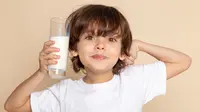 Sediakan susu untuk menjaga nutrisi anak dan membantunya menjalani ibadah puasa.