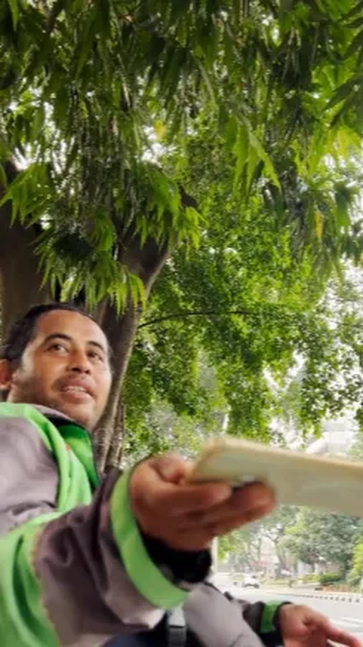 "Nah ini anak saya nih," ujar driver ojol ini sembari menunjukkan HP nya.<br>