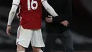 Pelatih Arsenal, Mikel Arteta (kanan) memberi selamat kepada bek Rob Holding usai pertandingan melawan Chelsea pada lanjutan Liga Inggris di Stadion Emirates di London, Minggu (27/12/2020). Mikel Arteta berharap, kemenangan ini menjadi titik kebangkitan timnya. (AFP/Pool/Adrian Dennis)