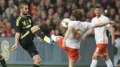 Duel panas terjadi di laga persahabatan antara Belanda melawan Spanyol di Amsterdam Arena, Belanda, Rabu (1/4/2015). Belanda menang 2-0 atas Spanyol. (REUTERS/Toussaint Kluiters)