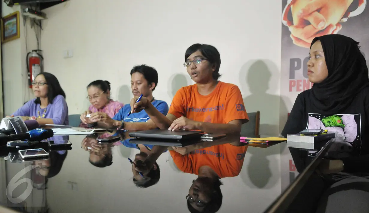 Koalisi masyarakat sipil selamatkan Komnas HAM yang terdiri dari Lembaga Bantuan Hukum Indonesia, KontraS, dan Komnas Perempuan menggelar konferensi pers mengenai kondisi Komnas HAM di Kantor YLBHI, Jakarta, Minggu (14/5). (Liputan6.com/Helmi Afandi)