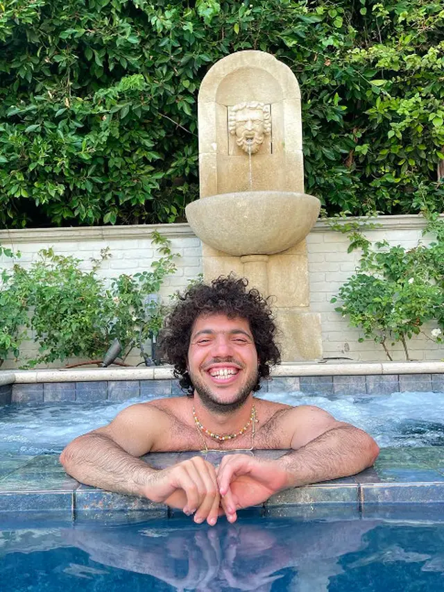 7 Potret Benny Blanco Pacar Baru Selena Gomez yang Berprofesi sebagai Produser Musik