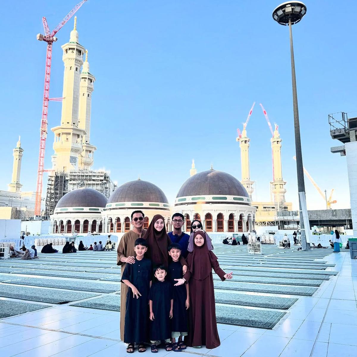 Potret Hanung Bramantyo dan Zaskia Adya Mecca Ajak Anak Umroh
