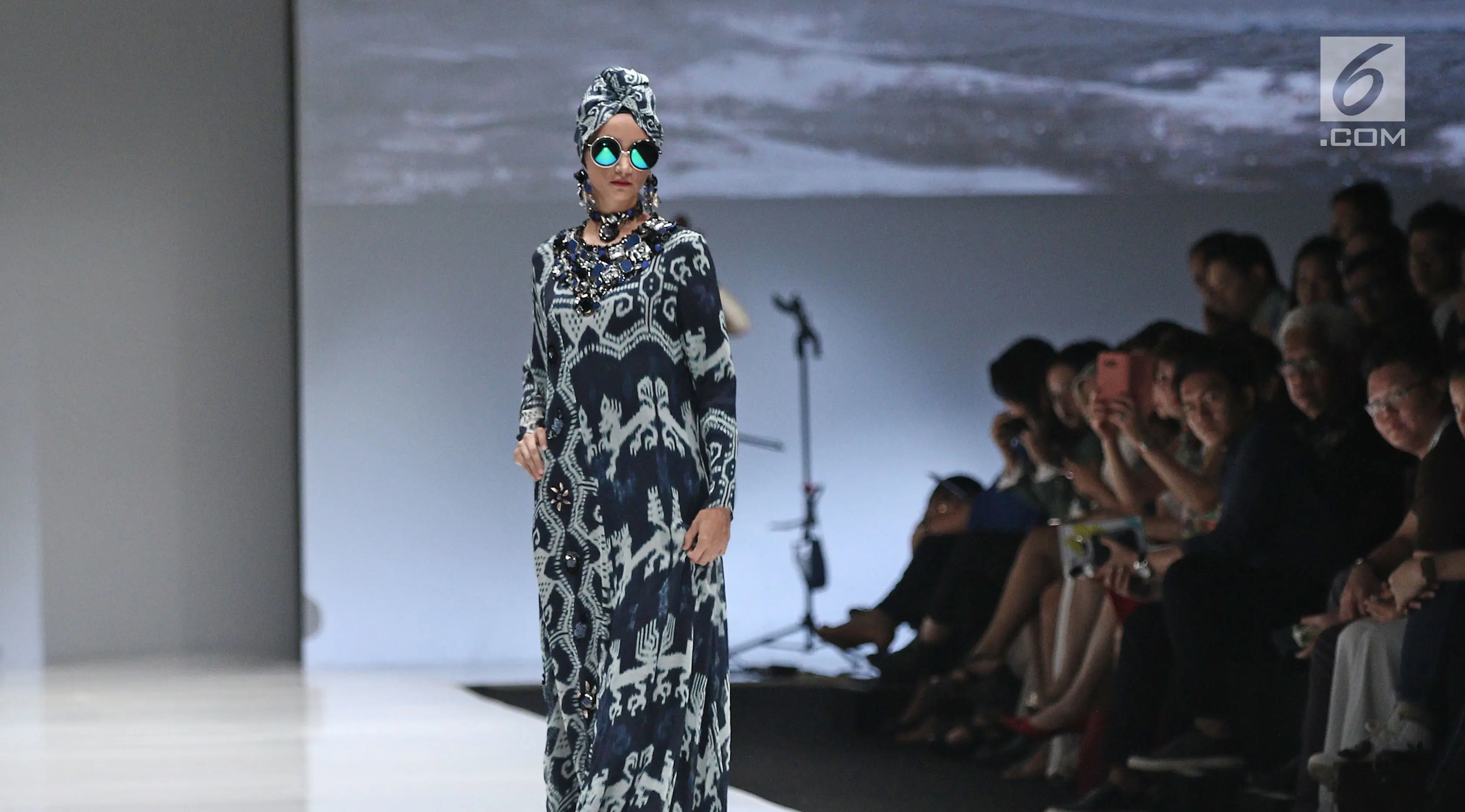 Model berpose diatas catwalk membawakan rancangan Itang Yunasz saat pembukaan Jakarta Fashion Week 2018 di Senayan City, Jakarta, Sabtu (21/10). JFW 2018 mengusung tema 'Bhinneka dan Berkarya'. (Liputan6.com/Herman Zakharia)