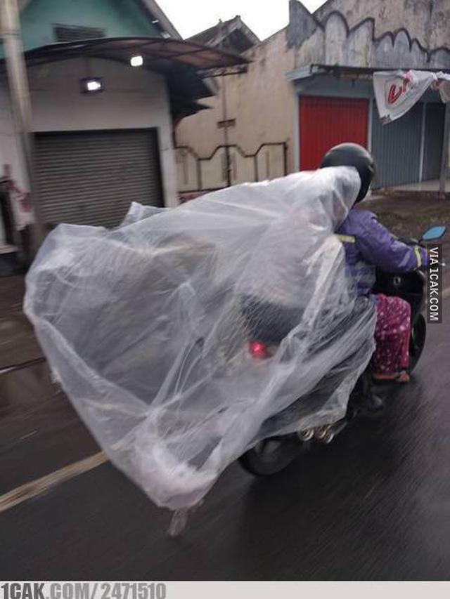 10 Momen Pengendara Pakai Jas Hujan Plastik saat Hujan Ini Kocak