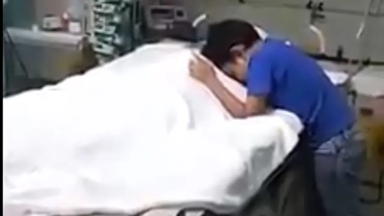 Memilukan, Bocah Laki-laki Ini Ratapi Ibunya yang Mati