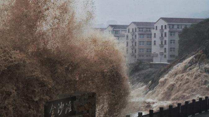 Topan Lekima menghantam pesisir timur Provinsi Zhejiang, China akhir pekan ini (10/8/2019) (AFP PHOTO)