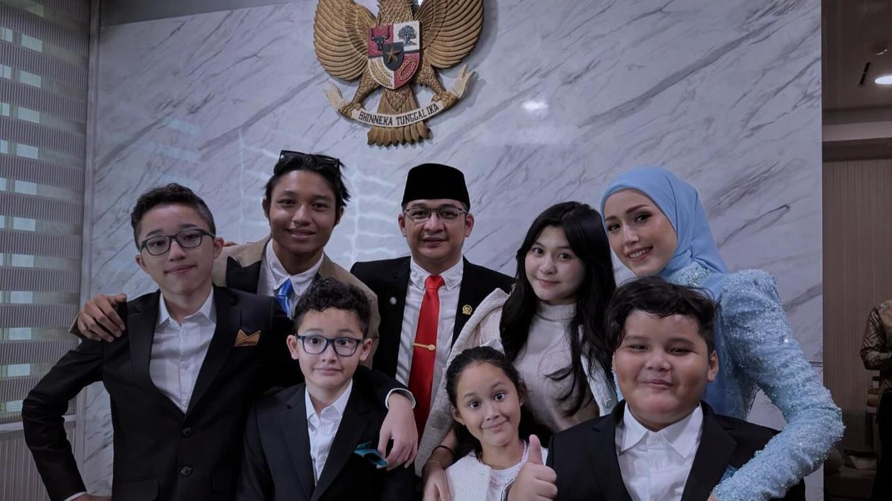 7 Potret Anak-Anak Pasha Ungu di Pelantikan sang Ayah Jadi Anggota DPR, Buah Hati dari Okie Agustina Juga Hadir