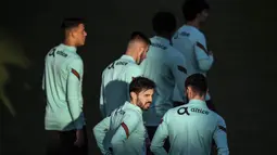 Pemain Portugal Bernardo Silva (tengah) saat sesi latihan dengan rekan satu timnya jelang menghadapi Turki pada pertandingan sepak bola kualifikasi Piala Dunia 2022 di kamp pelatihan Cidade do Futebol, Oeiras, Portugal, 21 Maret 2022. (PATRICIA DE MELO MOREIRA/AFP)