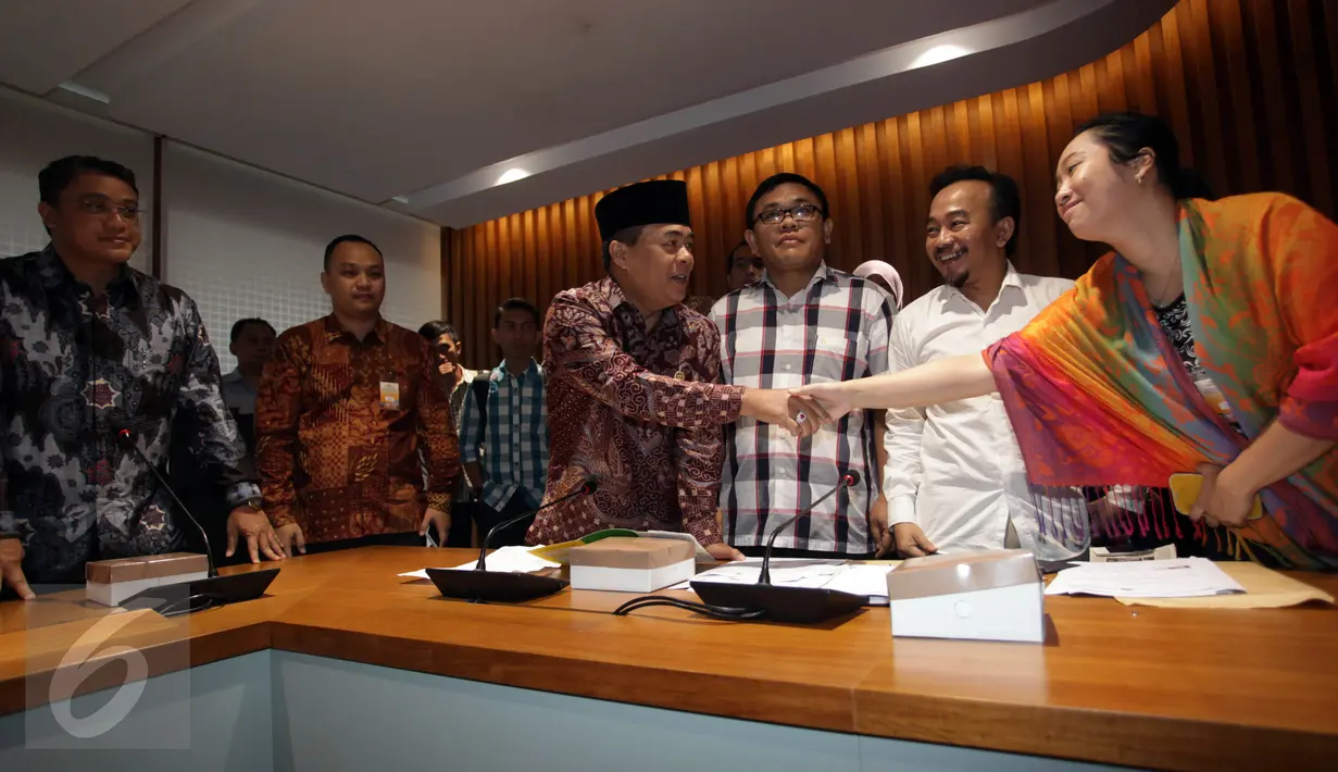 Ketua DPR Ade Komarudin (ketiga kiri) bersalaman dengan perwakilan orang tua korban vaksin palsu di Jakarta, Selasa (19/7). Pimpinan DPR akan membentuk Pansus Pengawasan Obat dan Vaksin Palsu. (Liputan6.com/Johan Tallo)