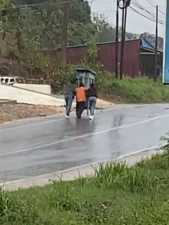 Viral Anak Sekolah Bantu Penjual Bakso Dorong Gerobak saat Hujan Ini Bikin Salut