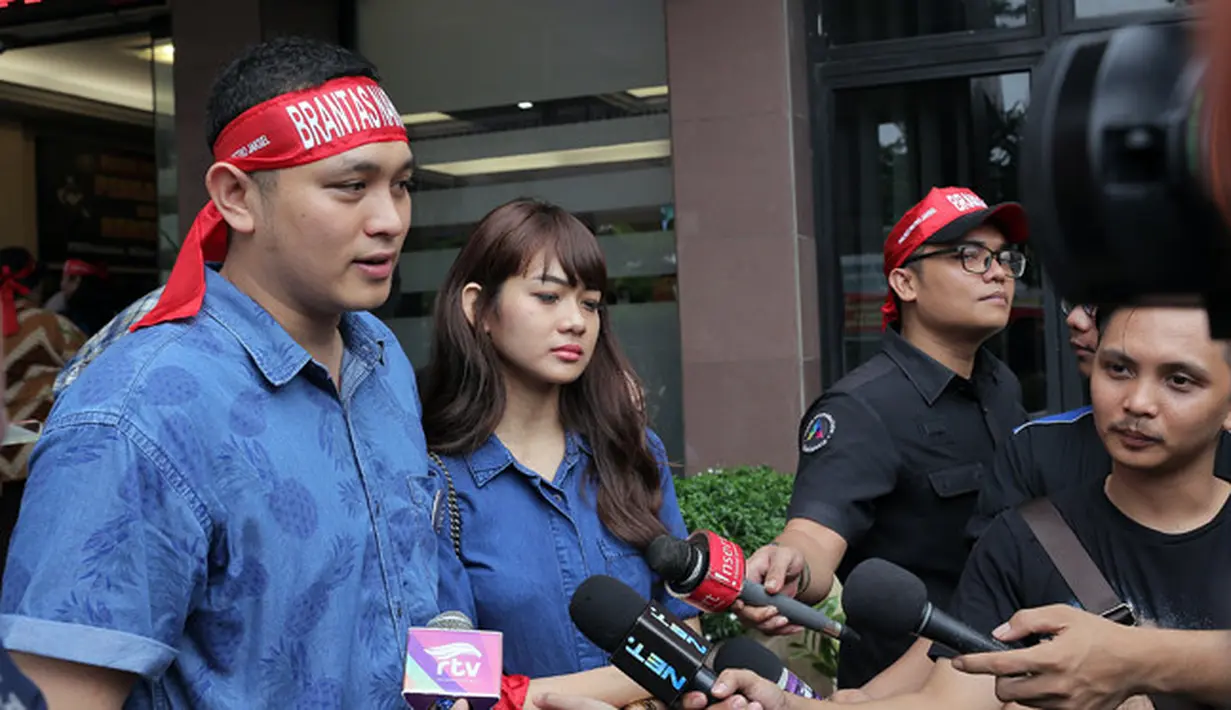 Gilang Dirga pun menegaskan bahwa narkoba tidak hanya dekat dengan kehidupan artis saja, namun sudah menyebar luas ke segala penjuru di masyarakat.  (Deki Prayoga/Bintang.com)