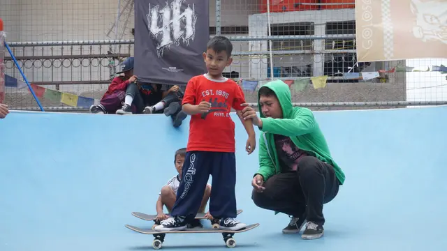 Fian yang sesekali tampak memberikan arahan pada anak-anak ikut bercerita soal pembelajaran skate bagi pemula.