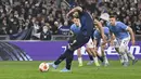 Penyerang Porto Mehdi Taremi mencetak gol ke gawang Lazio pada leg kedua play-off babak 16 besar Liga Europa di Stadio Olimpico, Jumat (25/2/2022) dini hari WIB. Porto berhasil melaju ke babak 16 besar setelah menahan imbang Lazio 2-2 dengan agregat 4-3 (Fabrizio Corradetti/LaPresse via AP)
