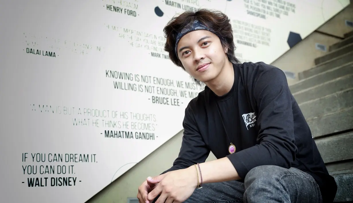 Pemeran sinetron 'ABG Jadi Manten' itu mengaku telah lama mengajar dance. Bisa mengajar Almira, lantaran ia mengaku mengenal baik dengan ayahnya. Agus Yudhoyono meminta Bisma untuk mengajar. (Galih W. Satria/Bintang.com)