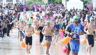 Ratusan peserta ramaikan Festival Open Water Swimming Indonesia 2024 di Pantai Hotel InterContinental, Jimbaran Bali, Minggu 30 Juni 2024. (Bola.com/Dok. OWS Indonesia 2024)
