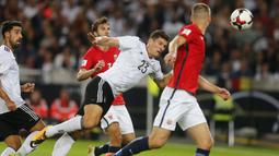 Aksi pemain Jerman, Mario Gomez mencetak gol ke gawang Norwegia pada laga grup C kualifikasi Piala Dunia 2018 di Mercedes-Benz Arena, Stuttgart, (4/9/2017). Jerman menang 6-0.(AP/Michael Probst)