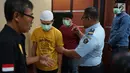 Tiga WNA yang terjaring razia di salah satu hotel kawasan Sawah Besar saat konferensi pers di Kantor Imigrasi Kelas I Non TPI Jakarta Pusat, Kamis (8/8/2019). Dua di antaranya pencari suaka HA (17) dan SM (15) asal Afghanistan, sementara satunya berasal dari Nigeria. (Liputan6.com/Immanuel Antonius)