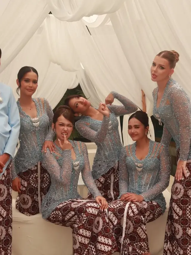 Bridesmaid di Akad Nikah Jennifer Coppen pakai kebaya baby blue. [@rklopperr]