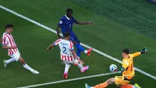 Pemain Prancis Ousmane Dembele mencoba mencetak gol melawan Paraguay saat pertandingan sepak bola babak 16 besar Piala Dunia di Philadelphia, Sabtu (04/07/2026). (AP Photo/Matt Rourke)