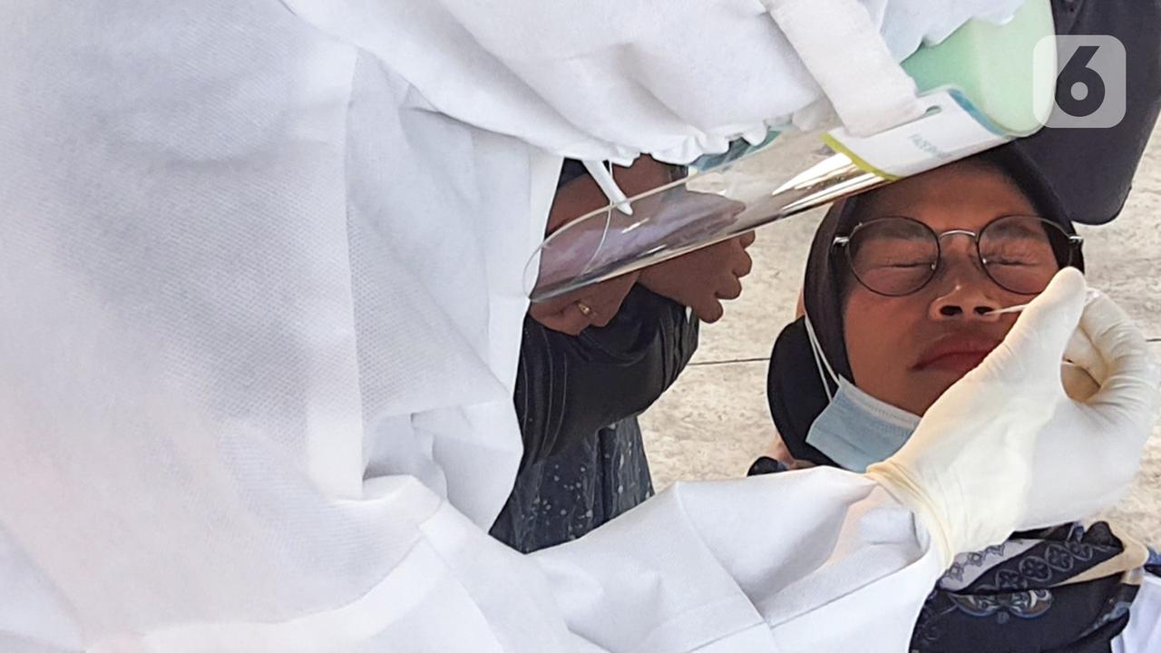 Antrean Tes Antigen Sebelum Berwisata ke Pulau Seribu