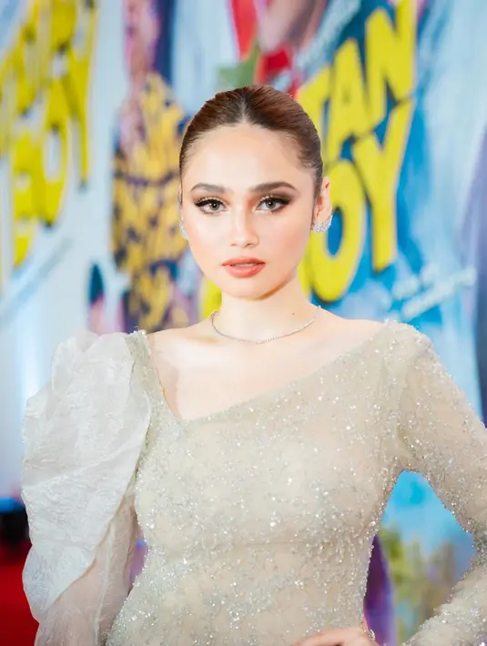 Syifa Hadju dijuluki sebagai boneka hidup. Tak salah karena selain paras yang ayu, ia juga memiliki gaya fashion yang tak pernah terlihat membosankan. Dilihat dari gayanya, Syifa merupakan pribadi yang sangat intuitif, lembut, dan penuh kasih sayang yang tulus. [Foto: Instagram/syifahadju]