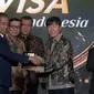 Presiden Joko Widodo (Jokowi) memberikan golden visa untuk pelatih Timnas Indonesia Shin Tae Yong alias STY di Hotel Ritz Carlton, Jakarta, Kamis (25/7/2024) (Liputan6.com/Muhamad Radityo Priyasmoro)