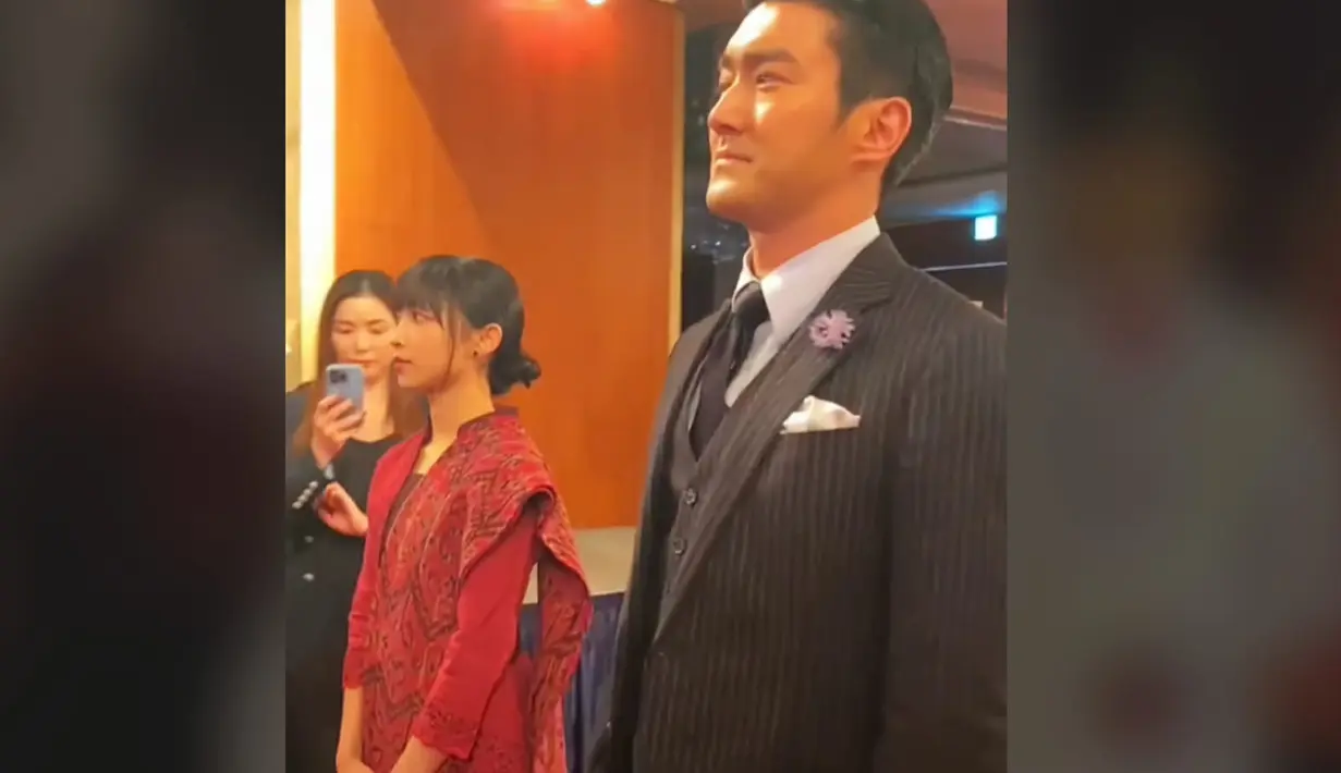 <p>Potret Choi Siwon saat jalan berdampingan dengan Dita memasuki area acara. Keduanya mengenakan busana formal dan sesekali tampak tersenyum. Sementara para tamu undangan tampak sibuk mendokumentasikan momen ini. (Foto: TikTok/ hillosmilee)</p>