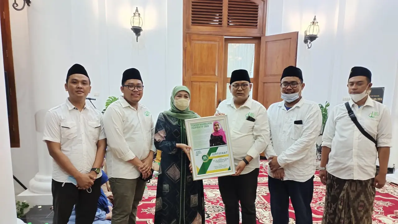Gubernur Khofifah saat menerima penghargaan Tokoh Nahdliyin Inspiratif 2022 dari FJN. (Istimewa).