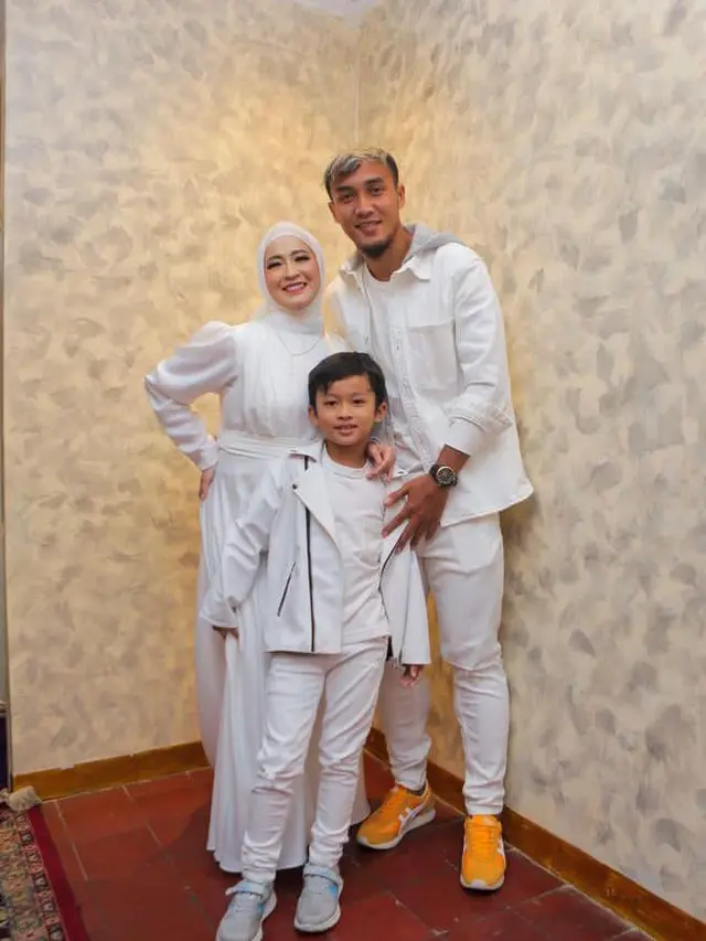 Potret Miro bersama kedua orang tuanya (Sumber: Instagram/@miromaterazzi)