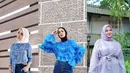 Syahrini tampil stylish dalam balutan kemeja motif dan navy jeans berpola cutbray.