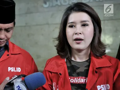 Ketua Umum PSI Grace Natalie memberikan keterangan saat memenuhi panggilan Bareskrim Polri di Jakarta, Selasa (22/5). Pemanggilan terkait dugaan pelanggaran kampanye di luar jadwal yang dilaporkan Bawaslu. (Merdeka.com/Iqbal S Nugroho)