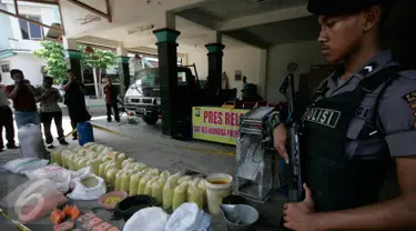 Petugas menjaga barang bukti bahan dan mie berformalin di Panggungharjo ,Sewon ,Bantul,Yogyakarta, (10/8). Pabrik diketahui menggunakan zat berformalian untuk meproduksi mie buatannya. (Boy Harjanto)