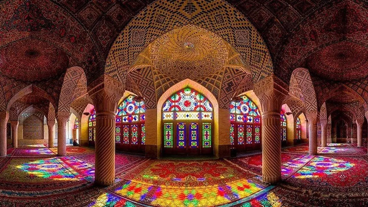 6 Potret Megah Masjid Tradisional Nasir-Ol-Molk, Interiornya Serba Pink