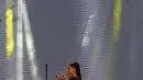 Vokalis kelompok musik asal Denmark, Aqua Lene Nystrom Rasted beraksi dalam konser musik The 90's Festival di Jakarta, Sabtu (23/11/2019). Dalam penampilannya Aqua membawakan sejumlah hitsnya seperti Barbie Girl, Doctor Jones dan My Oh My. (Liputan6.com/Herman Zakharia)