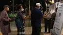 Umat Islam melakukan scan QR code aplikasi PeduliLindungi sebelum memasuki Masjid Istiqlal Jakarta, Sabtu (2/4/2022). Sebagian besar umat muslim di Indonesia mulai melaksanakan Sholat Tarawih dan akan melaksanakan puasa Ramadhan 1443 Hijriah pada 2 April 2022. (Liputan6.com/Herman Zakharia)