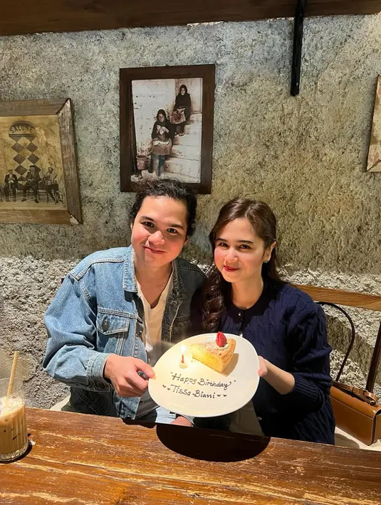 Dalam foto yang diambil di sebuah restoran bernuansa rustic Eropa, Tissa tampil kasual namun tetap modis.  [@tissabiani].