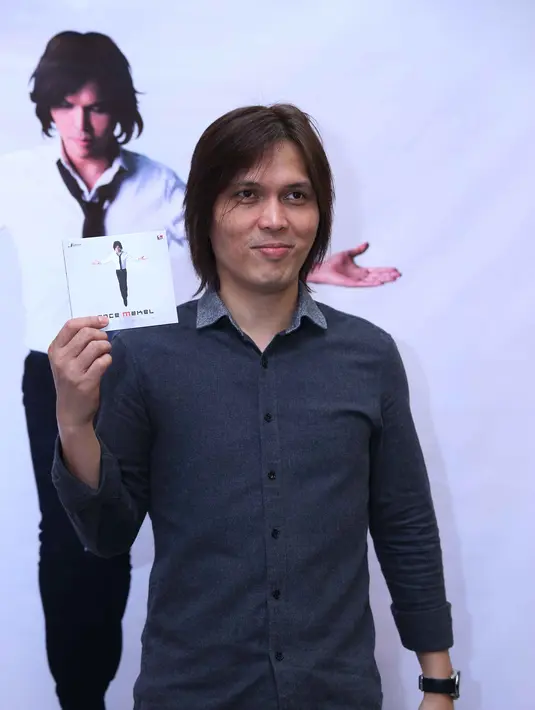 Diantara lesunya industri musik yang ditandai banyaknya toko-toko cd yang gulung tikar tak membuat Once Mekel surut langkah. Sebuah album baru berjudul ‘Intrinsik’ pun ia lontarkan ke pasaran. (Nurwahyunan/Bintang.com)