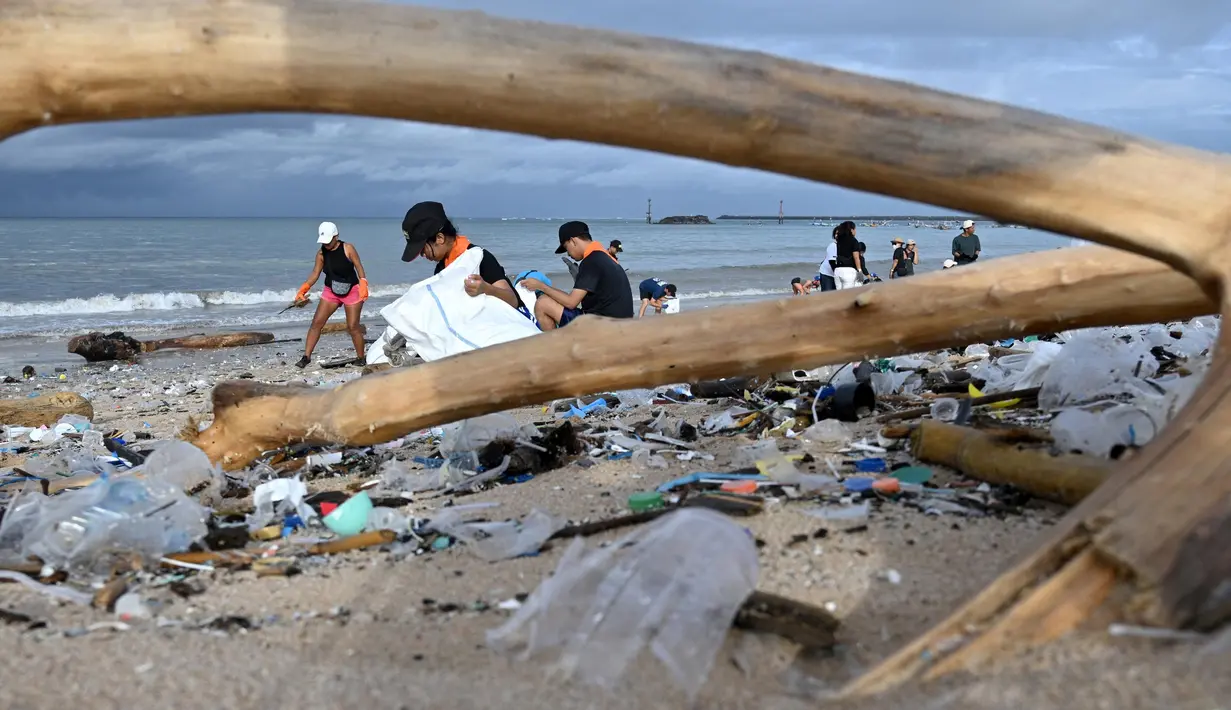 Pasir putih yang membentang nyaris tak terlihat karena limbah plastik sekali pakai yang menutupi hampir seluruh area di pesisir pantai Kedonganan. (SONNY TUMBELAKA/AFP)