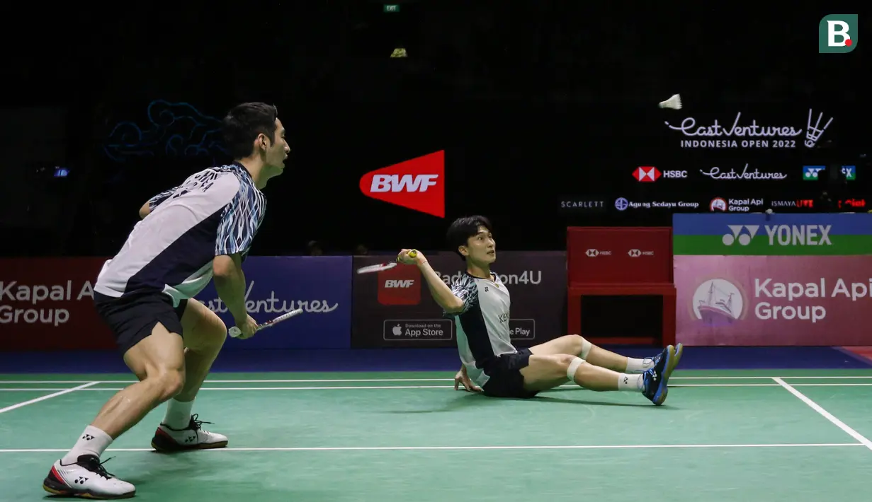 Pebulu tangkis ganda putra Korea Selatan, Choi Sol Gyu/Kim Won Ho saat bertanding melawan wakil China, Liu Yu Chen/Ou Xuan Yi pada babak final Indonesia Open 2022 di Istora Senayan, Jakarta, Minggu (19/06/2022). (Bola.com/Bagaskara Lazuardi)