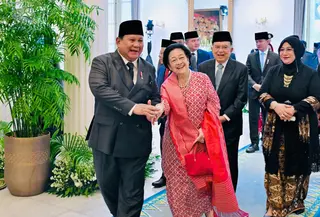 Presiden Prabowo Subianto menggandeng Megawati Soekarnoputri usai upacara hari lahir Pancasila