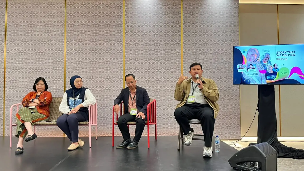 Mahardi Eka (Editor In Chief KapanLagi.com), memegang mic dalam IdeaFest 2026 yang di selenggarakan di kawasan Jakarta, pada (5/9/2026). (Liputan6.com/Afradhiya N. R)