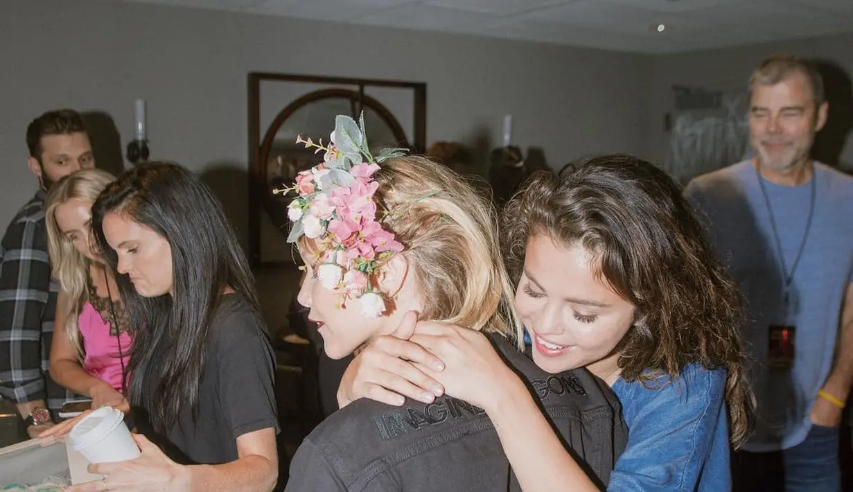 "Selama ulang tahun hari ini Selena!!!!! Terima kasih untuk segalanya. Aku harap kamu akan miliki hari terbaik," tulis Grace dalam keterangan foto. (instagram/_blythethomas)