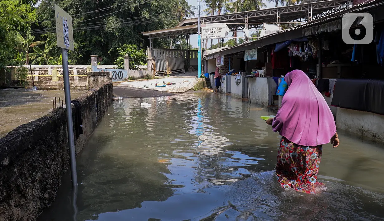 Banjir di berbagai daerah ini menyebabkan ratusan warga mengungsi. (Liputan6.com/Herman Zakharia)