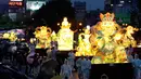 Umat Buddha membawa lentera dalam Festival Lentera Lotus (Lotus Lantern Festival)  di Seoul, 12 Mei 2018. Festival ini merupakan acara tahunan masyarakat Korea Selatan untuk merayakan hari ulang tahun Budha pada 22 Mei mendatang. (AP/Ahn Young-joon)