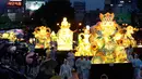 Umat Buddha membawa lentera dalam Festival Lentera Lotus (Lotus Lantern Festival)  di Seoul, 12 Mei 2018. Festival ini merupakan acara tahunan masyarakat Korea Selatan untuk merayakan hari ulang tahun Budha pada 22 Mei mendatang. (AP/Ahn Young-joon)
