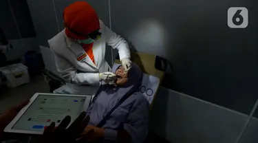 Tim dokter memeriksa gigi pasien saat pemeriksaan gigi gratis di Stasiun MRT Bundaran HI, Jakarta, Rabu (4/12/2019). Pemeriksaan tersebut untuk penyandang disabilitas yang menjadi penumpang MRT serta edukasi cara merawat gigi yang benar. (merdeka.com/Imam Buhori)