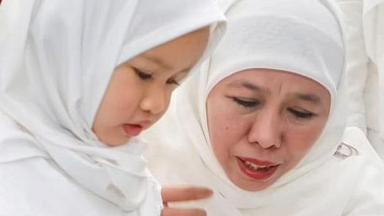 Potret Kebersamaan Gubernur Jatim Bareng Cucu di Masjid Agung Surabaya, Tanam Bibit Buah hingga Panen Melon